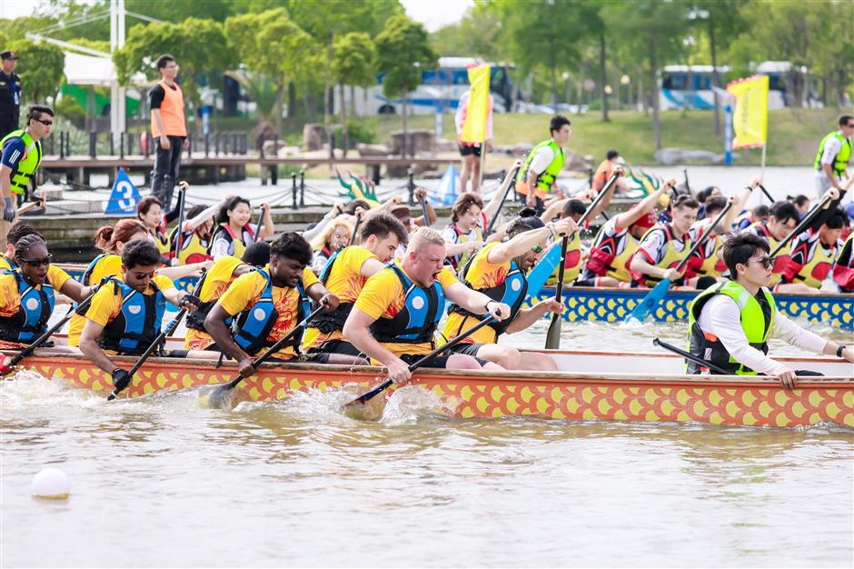 East China Normal University international students row to victory