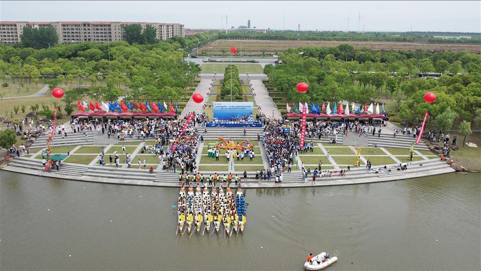 East China Normal University international students row to victory